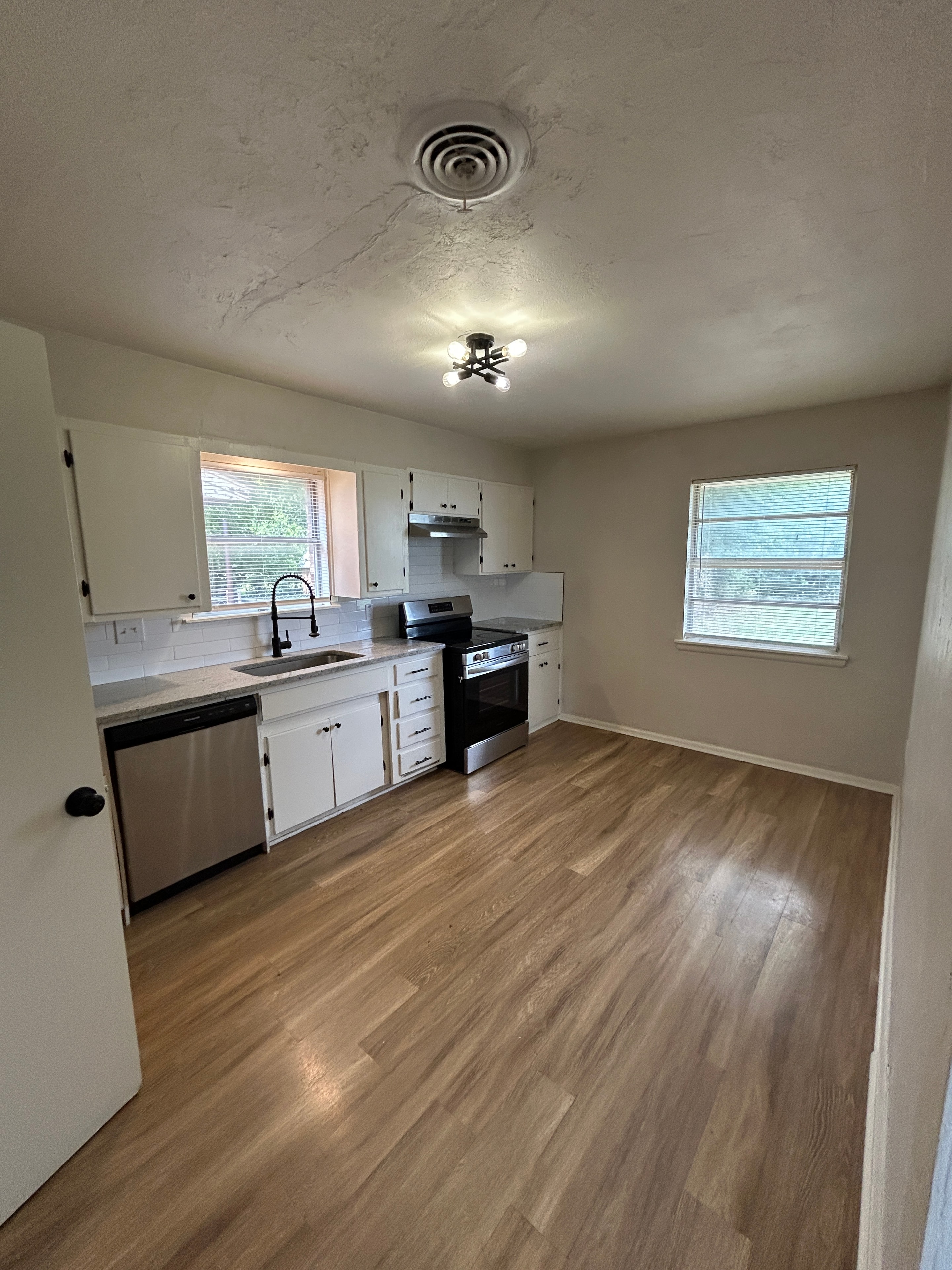 109 NE 3rd St miniatura 10