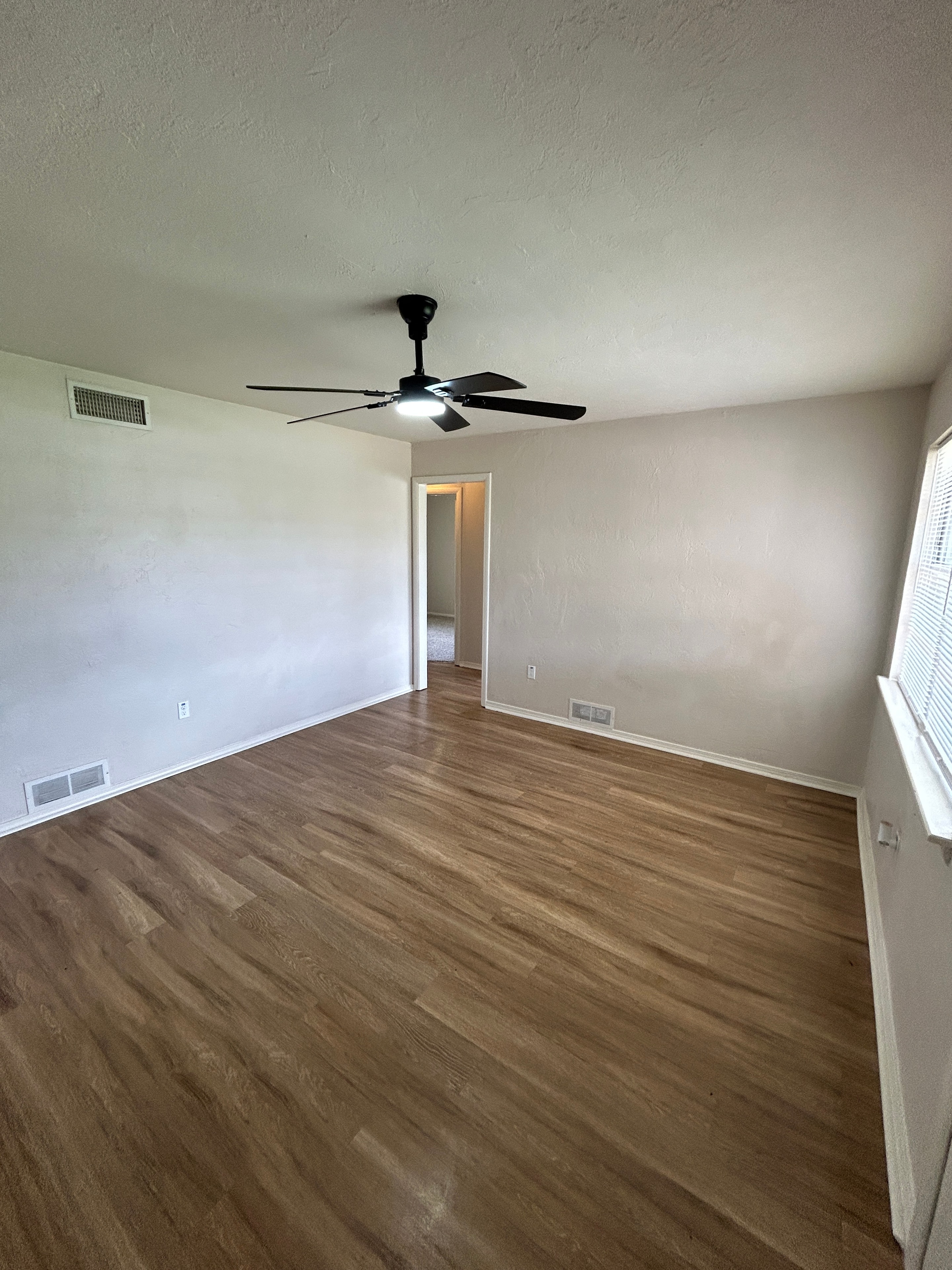 109 NE 3rd St miniatura 8